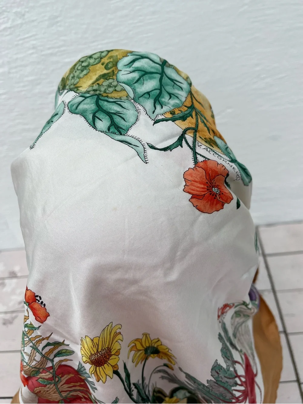 Gucci Silk Botanical Scarf in White and Brown